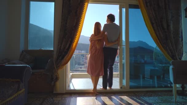 Slowmotion Video Romantic Couple Enjoing View Mountains Sea Balcony Apartment — Vídeos de Stock