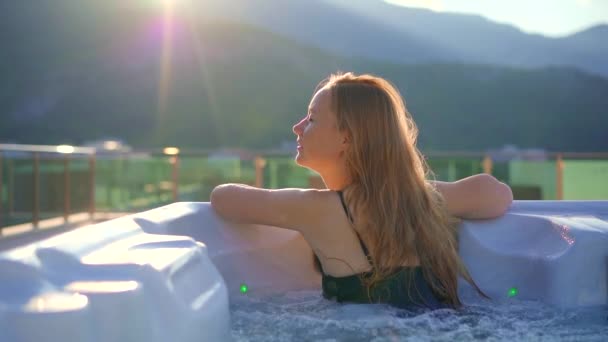 Slowmotion Video Young Woman Relaxes Hot Tub Rooftop View Mountains — Vídeo de Stock