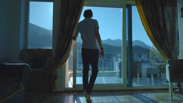 Slowmotion Video Romantic Couple Enjoing View Mountains Sea Balcony Apartment — 비디오