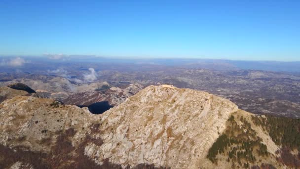 Karadağ Daki Lovcen Dağı Nın Tepesindeki Njegos Mozolesinin Hava Görüntüsü — Stok video