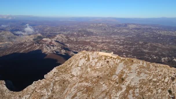 Karadağ Daki Lovcen Dağı Nın Tepesindeki Njegos Mozolesinin Hava Görüntüsü — Stok video