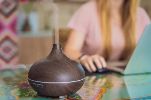 Essential Oil Diffuser Table Steaming While Woman Using Laptop — Stock Photo, Image