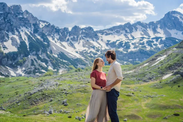 Couple Tourists Man Woman Mountain Lake Landscape Durmitor Mountain Montenegro — Stockfoto