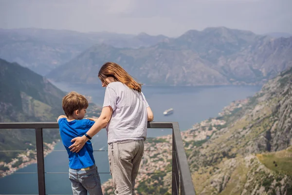 Mother Son Travellers Enjoys View Kotor Montenegro Bay Kotor Gulf — Stockfoto