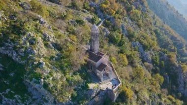 St. Johns Kalesi 'nin bulunduğu dağın tepesine giden Hristiyan kilisesinin hava görüntüsü. Crkva Gospe od Zdravlja, Kotor 'daki Aziz Mary Kilisesi. Karadağ 'a Seyahat.