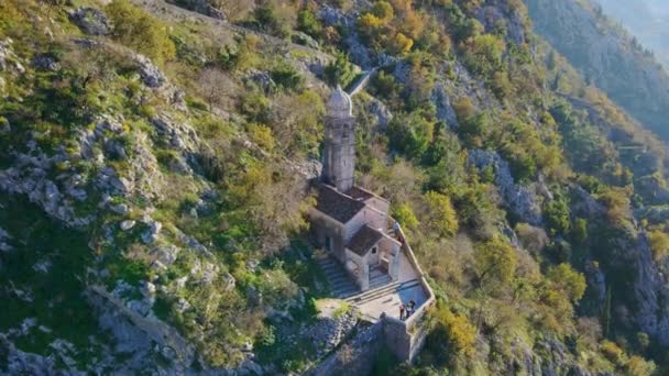 Vue Aérienne Église Chrétienne Sur Chemin Vers Sommet Montagne Trouve — Video