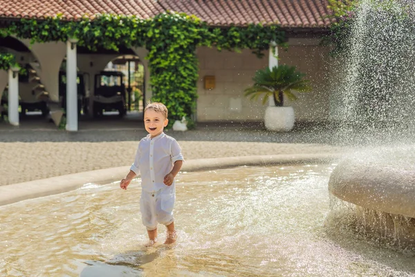 Happy Boy Plays Street Fountain — Stockfoto