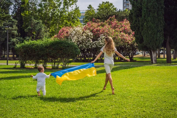 War Ukraine Ukrainian Mother Two Children Flag Ukraine Concept Problem — Stock Fotó