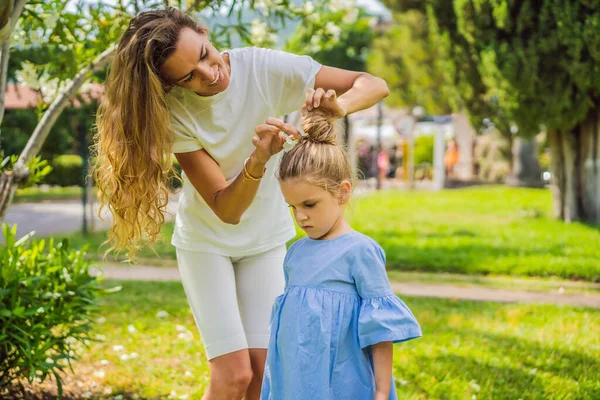 Yeşil Park Dışında Küçük Tatlı Kızıyla Yürüyen Genç Güzel Bir — Stok fotoğraf