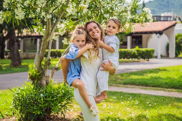 Счастливая Семья Свежем Воздухе Траве Парке Улыбающиеся Лица Веселые — стоковое фото