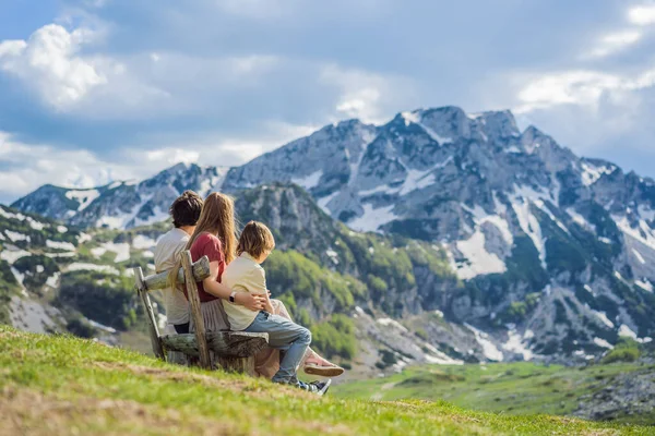 Karadağ Durmitor Dağı Ndaki Dağ Gölü Manzarasında Anne Baba Oğuldan — Stok fotoğraf