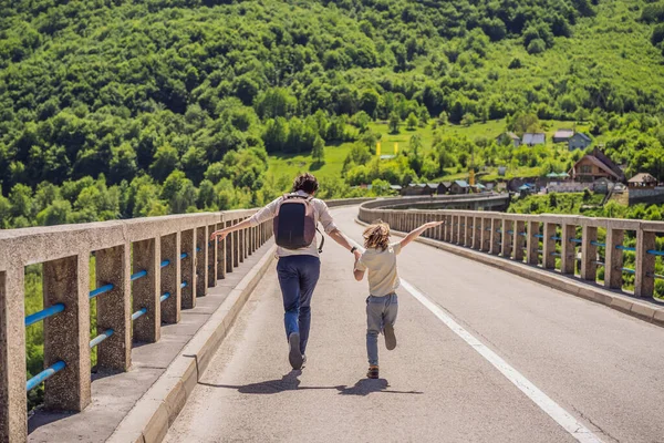 Montenegro Father Son Tourists Background Dzhurdzhevich Bridge River Tara Travel — 스톡 사진