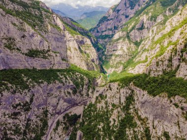Moraca nehrinin turkuaz renginin en saf suları kanyonlar arasında akıyor. Karadağ 'da seyahat kavramı.