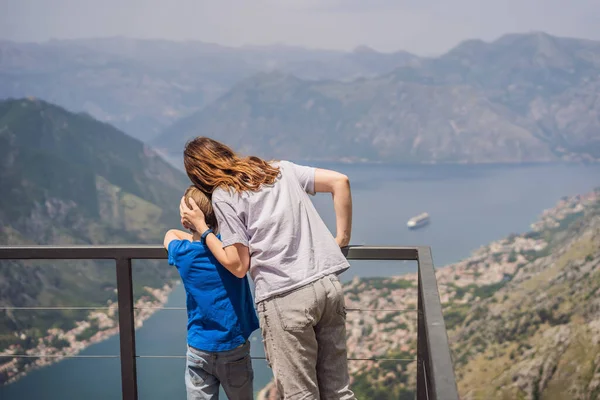 Mother Son Travellers Enjoys View Kotor Montenegro Bay Kotor Gulf —  Fotos de Stock