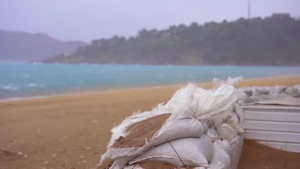 Осколки Заповнених Піском Мішків Березі Захищають Узбережжя Від Штормових Повені — стокове відео