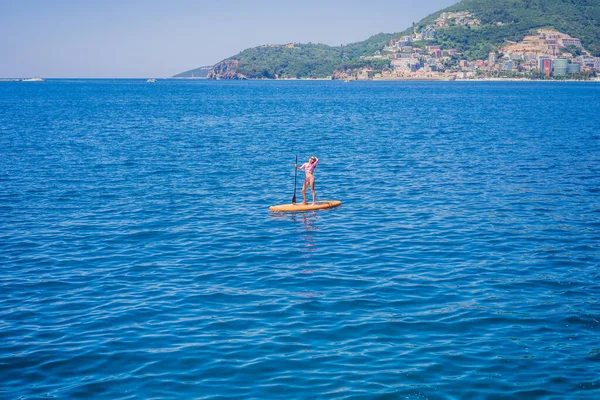 Jonge Vrouwen Hebben Plezier Stand Peddelen Blauw Water Zee Montenegro — Stockfoto