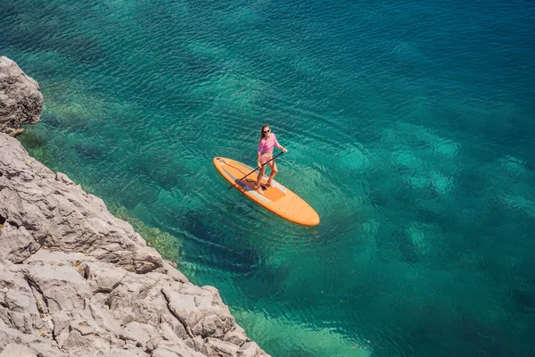 Jeunes Femmes Amusant Stand Paddle Dans Mer Eau Bleue Monténégro — Photo