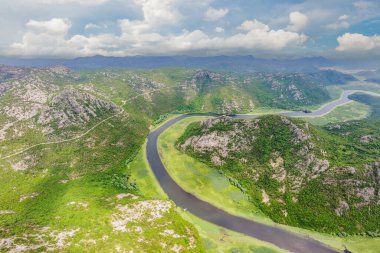 Skadar gölü kıyısındaki Rijeka Crnojevica Nehri Kanyonu. Karadağ 'ın en ünlü manzaralarından biri. Nehir, dağlar arasında bir dönüş yapar ve geriye doğru akar..