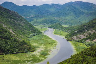 Skadar gölü kıyısındaki Rijeka Crnojevica Nehri Kanyonu. Karadağ 'ın en ünlü manzaralarından biri. Nehir, dağlar arasında bir dönüş yapar ve geriye doğru akar..