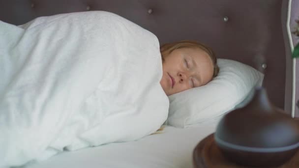 Молодая Женщина Спит Своей Постели Наслаждаясь Атмосферой Созданной Ароматом Диффузора — стоковое видео