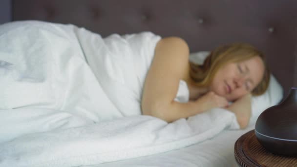 Młoda Kobieta Śpi Swoim Łóżku Ciesząc Się Atmosferą Stworzoną Przez — Wideo stockowe
