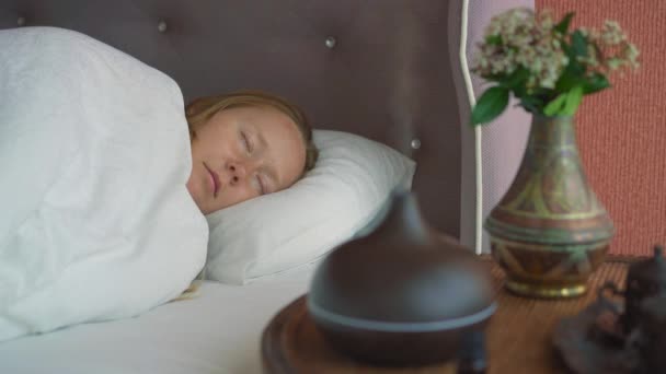 Ung Kvinna Sover Sin Säng Njuter Atmosfären Som Skapats Doft — Stockvideo