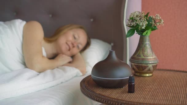 Genç Bir Kadın Aroma Lambasını Yakıyor Uykuya Dalıyor Aroma Yayıcısının — Stok video