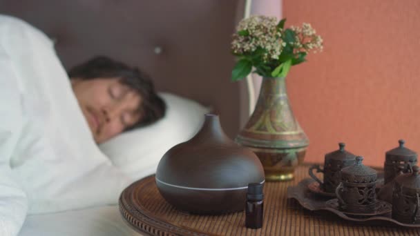 Joven Duerme Cama Despierta Enciende Difusor Aroma Concepto Aromaterapia Difusor — Vídeo de stock