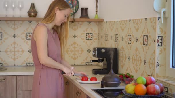 부엌에 여자가 야채를 자르고 있습니다 향기가 진동하는 요법의 개념이다 초음파 — 비디오