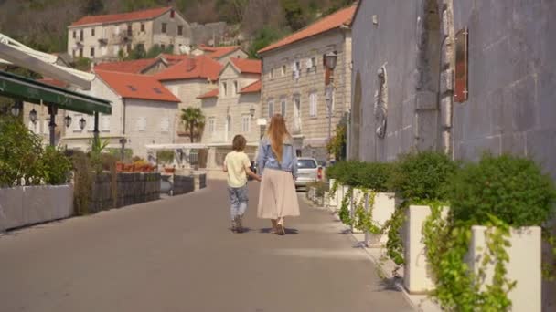 Mujer Joven Hijo Pequeño Están Caminando Una Calle Ciudad Perast — Vídeos de Stock