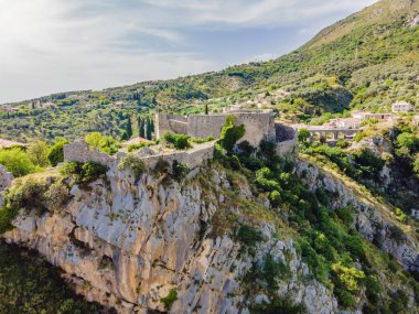Eski şehir Sunny, Karadağ 'ın Bar kenti yakınlarındaki Stari Bar kasabasındaki harabelerin manzarası. Drone görünümü.