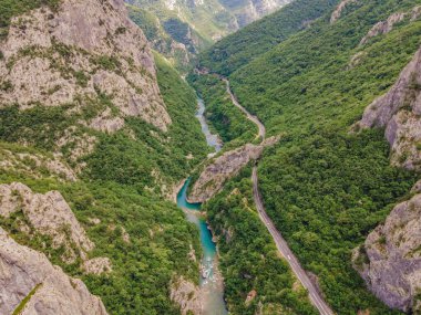 Moraca nehrinin turkuaz renginin en saf suları kanyonlar arasında akıyor. Karadağ 'da seyahat kavramı.