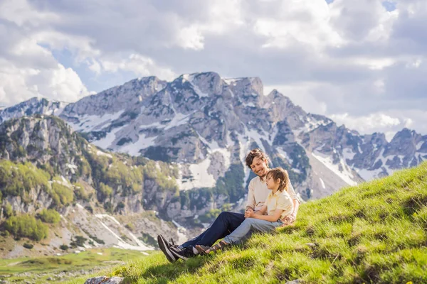 Family Tourists Dad Son Mountain Lake Landscape Durmitor Mountain Montenegro — Stok fotoğraf