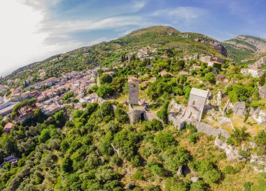 Eski şehir Sunny, Karadağ 'ın Bar kenti yakınlarındaki Stari Bar kasabasındaki harabelerin manzarası. Drone görünümü.