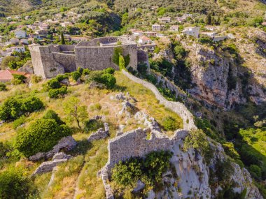 Eski şehir Sunny, Karadağ 'ın Bar kenti yakınlarındaki Stari Bar kasabasındaki harabelerin manzarası. Drone görünümü.
