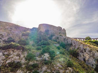 Eski şehir Sunny, Karadağ 'ın Bar kenti yakınlarındaki Stari Bar kasabasındaki harabelerin manzarası. Drone görünümü.