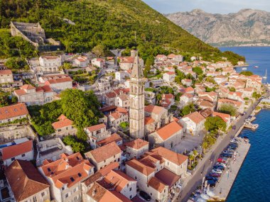 Ünlü Kotor Körfezi 'ndeki tarihi Perast kasabasının manzara manzarası. Çiçekler açan güzel güneşli bir günde mavi gökyüzü ve yazın bulutlar, Karadağ, güney Avrupa.
