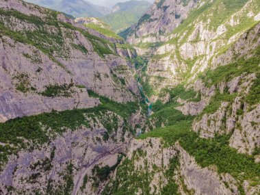 Moraca nehrinin turkuaz renginin en saf suları kanyonlar arasında akıyor. Karadağ 'da seyahat kavramı.