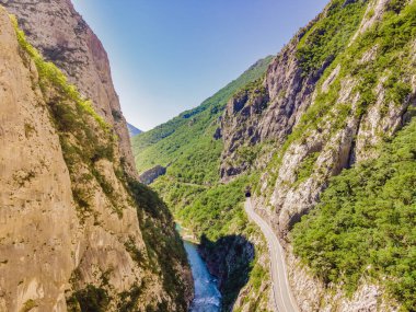 Moraca nehrinin turkuaz renginin en saf suları kanyonlar arasında akıyor. Karadağ 'da seyahat kavramı.