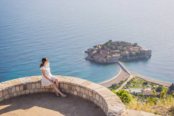 在黑山Budva Riviera的Sveti Stefan的St Stephen岛上的美丽景色背景下的女游客 前往黑山的旅行概念 — 图库照片