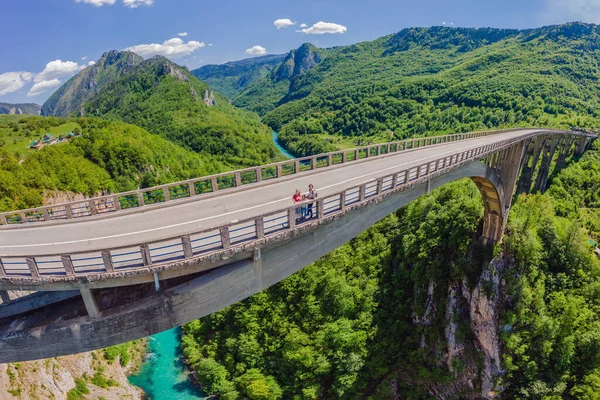 Montenegro Happy Family Tourists Background Dzhurdzhevich Bridge River Tara Travel — ストック写真