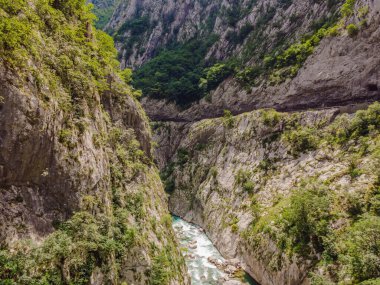 Moraca nehrinin turkuaz renginin en saf suları kanyonlar arasında akıyor. Karadağ 'da seyahat kavramı.