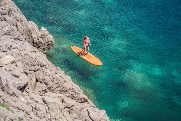 Junge Frauen Haben Spaß Beim Stand Paddling Blauen Meer Montenegro — Stockfoto
