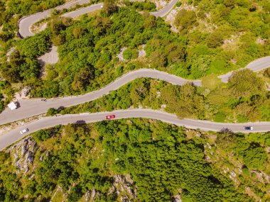 Karadağ 'ın Lovcen kentinde ulusal parktaki Eski Yol Yılanının hava manzarası.