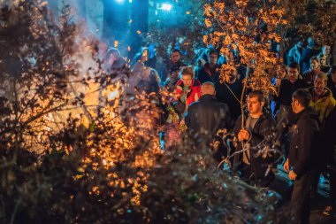 Karadağ, Budva 7.01. 2021: Karadağ 'da Hıristiyan Noel, meşe dalı ziyafeti. İnsanlar Noel 'in şerefine meşe dalını yakıyor..