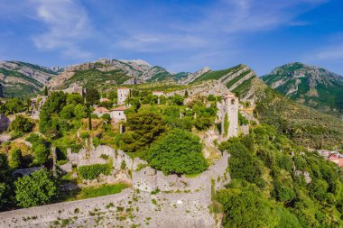 Eski şehir Sunny, Karadağ 'ın Bar kenti yakınlarındaki Stari Bar kasabasındaki harabelerin manzarası. Drone görünümü.
