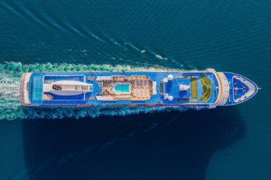 Covid 19 salgınından sonra Kotor Körfezi 'nde seyahat eden lüks yolcu gemisi geri dönüyor..