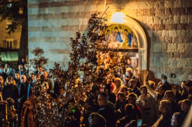 Karadağ, Budva 7.01. 2021: Karadağ 'da Hıristiyan Noel, meşe dalı ziyafeti. İnsanlar Noel 'in şerefine meşe dalını yakıyor..