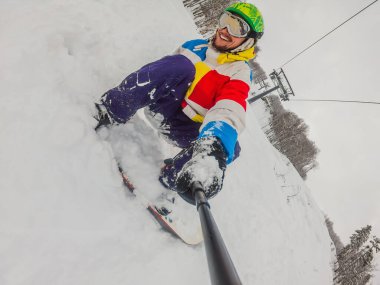 Yüksek dağlarda bulutlu bir günde kayak yapmak..