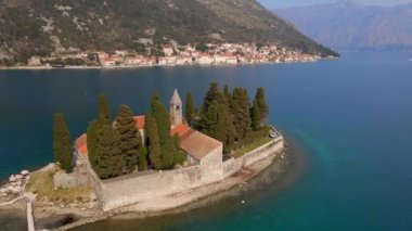 Hava videosu. Perast şehrine yakın Kotor Körfezi 'ndeki küçük bir adada bulunan Aziz George Katolik manastırı. Karadağ 'a seyahat. Yavaş çekim.